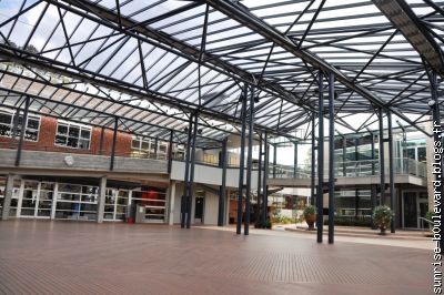 le hall du lycee, qui est en fait un grand preau