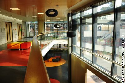 un hall donnant sur les classes "G"